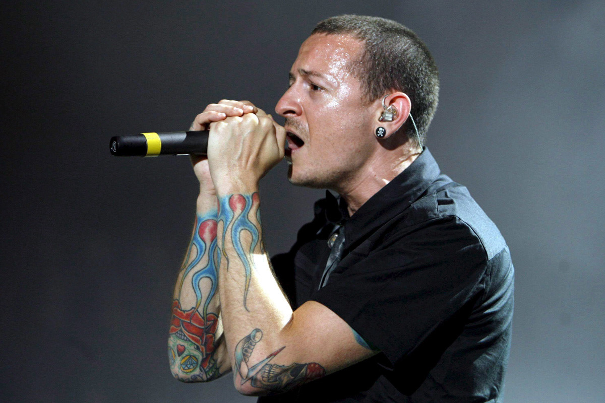 Ca sĩ chính nhóm Linkin Park treo cổ tự tử