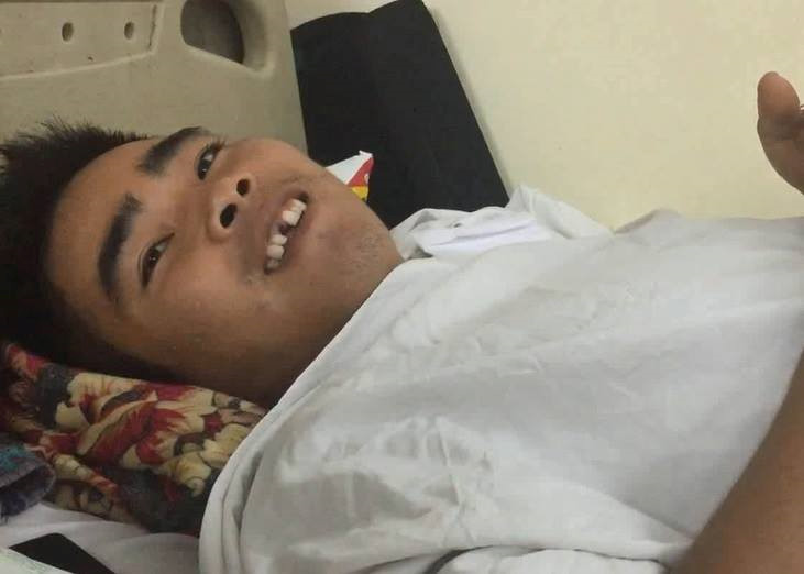 Chàng trai bị liệt nửa người: Mong bình phục để bớt gánh nặng cho mẹ