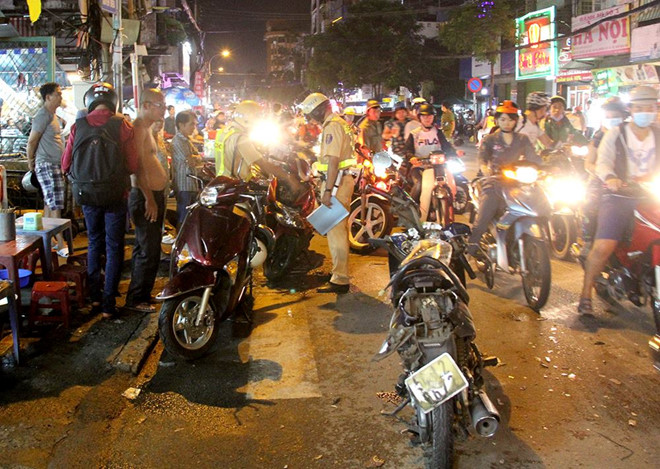 Ôtô bán tải tông hàng loạt xe trên phố Sài Gòn