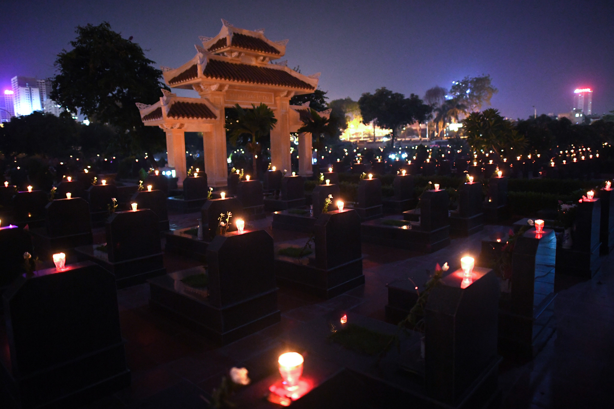 Nghĩa trang sáng bừng đêm tri ân các anh hùng liệt sĩ