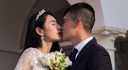 Thủy Tiên, Công Vinh tái hiện lễ cưới trong MV