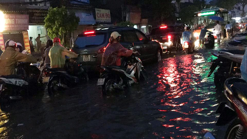 Hà Nội ngập trong cơn mưa chiều cuối tuần