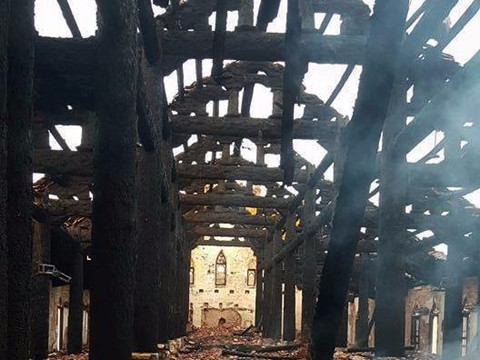 Nhà thờ cổ hơn 130 tuổi tan hoang sau vụ hỏa hoạn giữa đêm