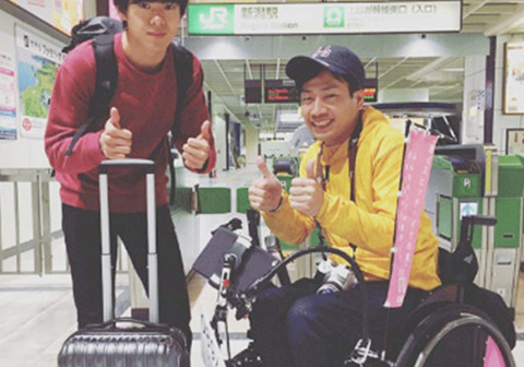 Chàng trai liệt 2 chân quyết đi du lịch khắp Nhật Bản bằng xe lăn