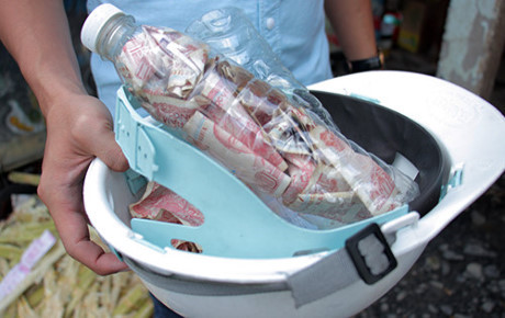Bộ GTVT sẽ xem lại mức phí nơi tài xế nhét tiền lẻ vào chai nhựa