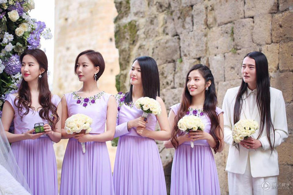 Phù dâu trong đám cưới sao Việt và sao Hoa ngữ mặc ra sao?