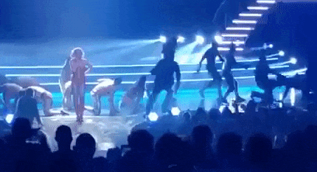 Britney Spears khiếp sợ khi một người đàn ông lao lên sân khấu