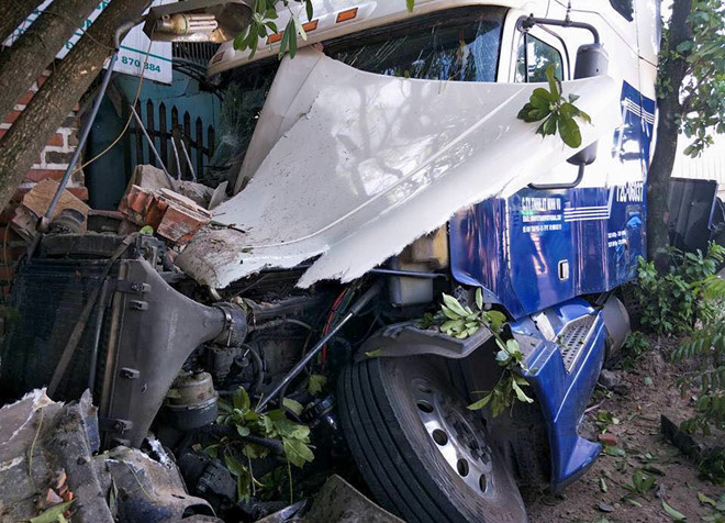 Bẻ lái tránh người tai nạn, xe container đâm sập ki-ốt ven đường