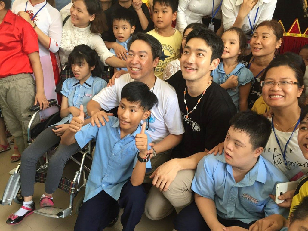 Si Won (Super Junior) giản dị khi làm tình nguyện tại Đà Nẵng