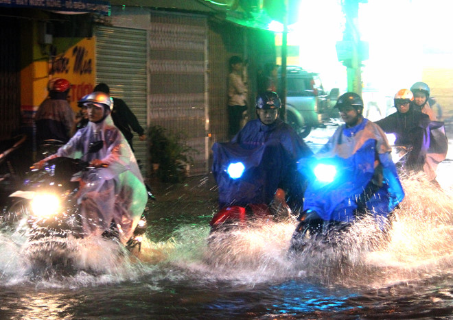 Đường phố Sài Gòn ngập nặng sau trận mưa