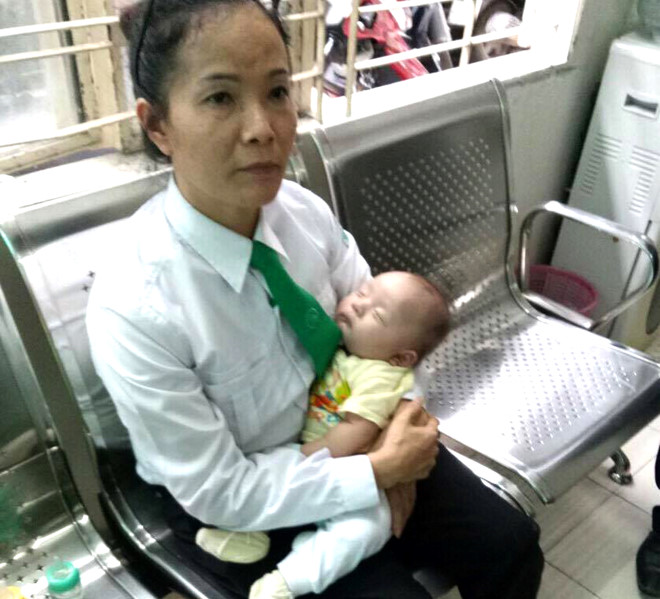 Bé trai 2 tháng tuổi bị bỏ rơi trên taxi kèm tâm thư của người mẹ