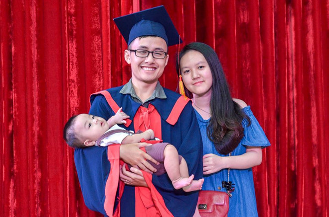Nam sinh Bách khoa nhận bằng tốt nghiệp loại giỏi bên vợ và con trai
