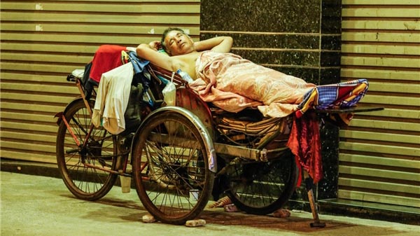 Đêm Sài Gòn, trằn trọc những giấc ngủ giá 0 đồng ở khách sạn ngàn sao lề đường