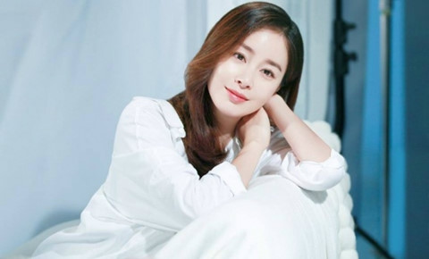 Kim Tae Hee mang bầu 7 tháng vẫn miệt mài kiếm tiền