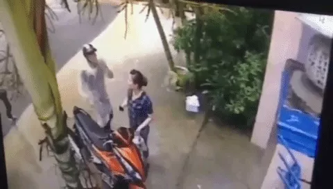 Cướp xe máy giữa ban ngày ở Sài Gòn
