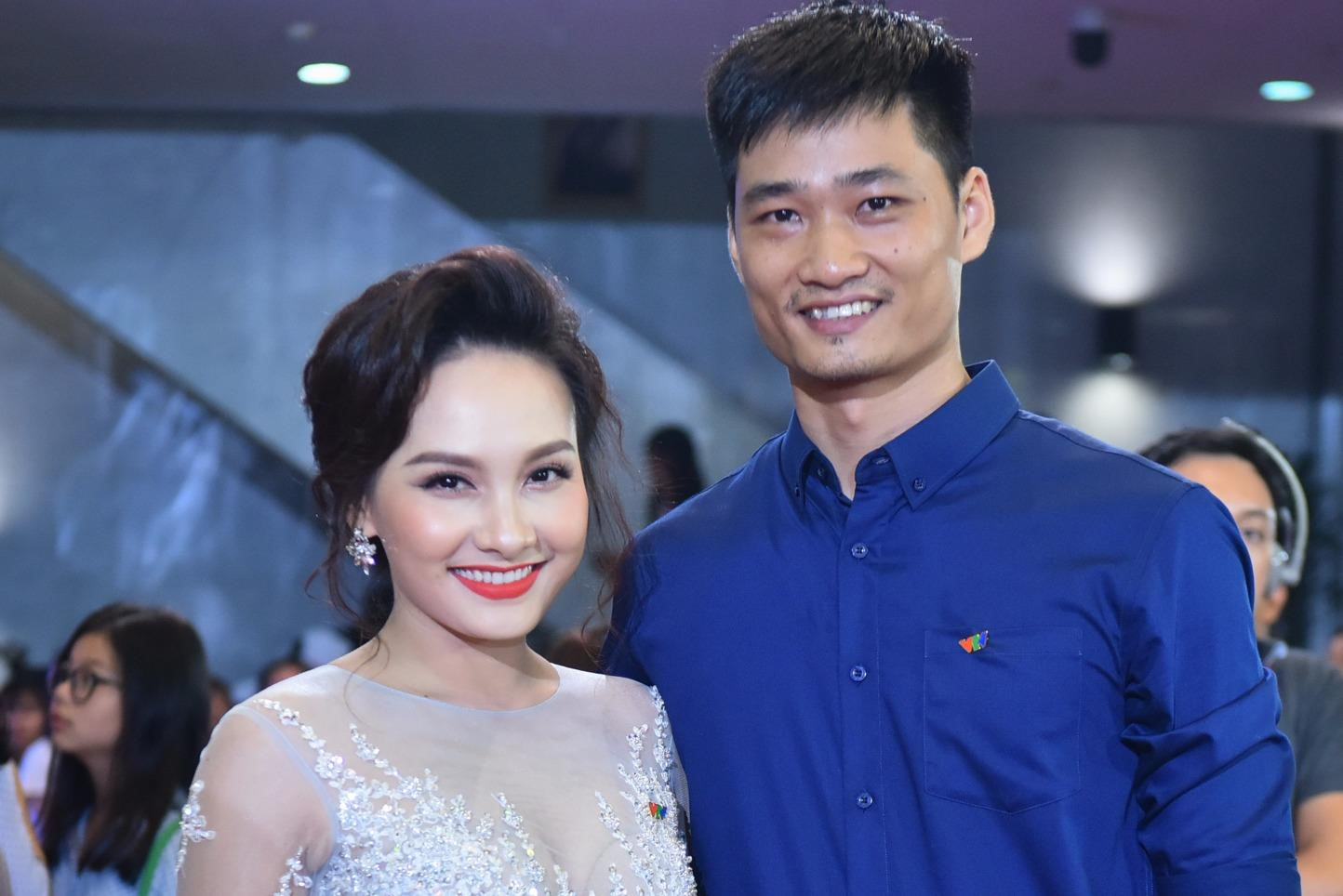 Bảo Thanh rạng rỡ bên chồng trên thảm đỏ VTV Awards 2017