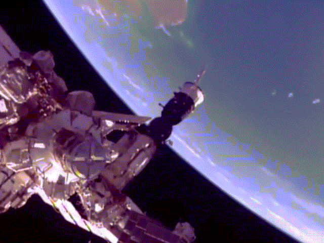 Cánh cổng ngoài hành tinh xuất hiện gần trạm vũ trụ ISS?
