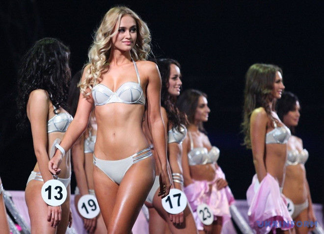 Cô gái ngực trần lao lên sân khấu phản đối cuộc thi Miss Ukraine