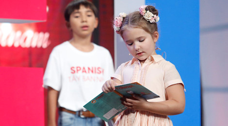 MC Lại Văn Sâm ngỡ ngàng khi bé gái 5 tuổi nói trôi chảy 8 ngoại ngữ