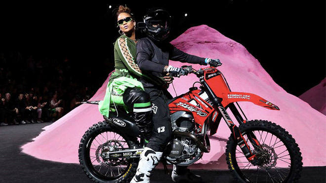 Rihanna cưỡi môtô kết thúc show thời trang