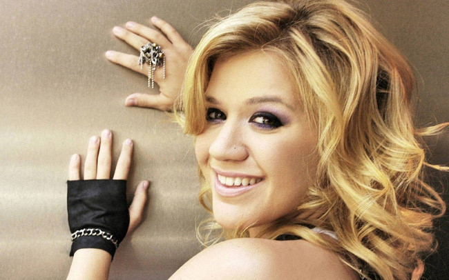 Kelly Clarkson tẩy chay nhà sản xuất bị đồn cưỡng hiếp Kesha