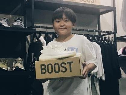Cậu bé Sài Gòn gây tranh cãi khi có bộ sưu tập giày giá trị ở tuổi 12
