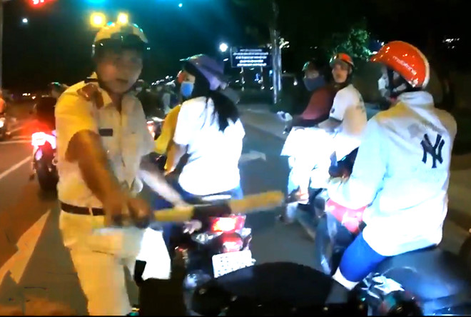 Truy tìm thanh niên phóng môtô hơn 150km/h vượt đèn đỏ ở Sài Gòn