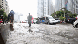 Siêu máy bơm hút cạn nước tại rốn ngập ở Sài Gòn trong 20 phút