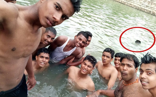 Nhóm sinh viên mải selfie bên hồ nước không biết bạn học chết đuối