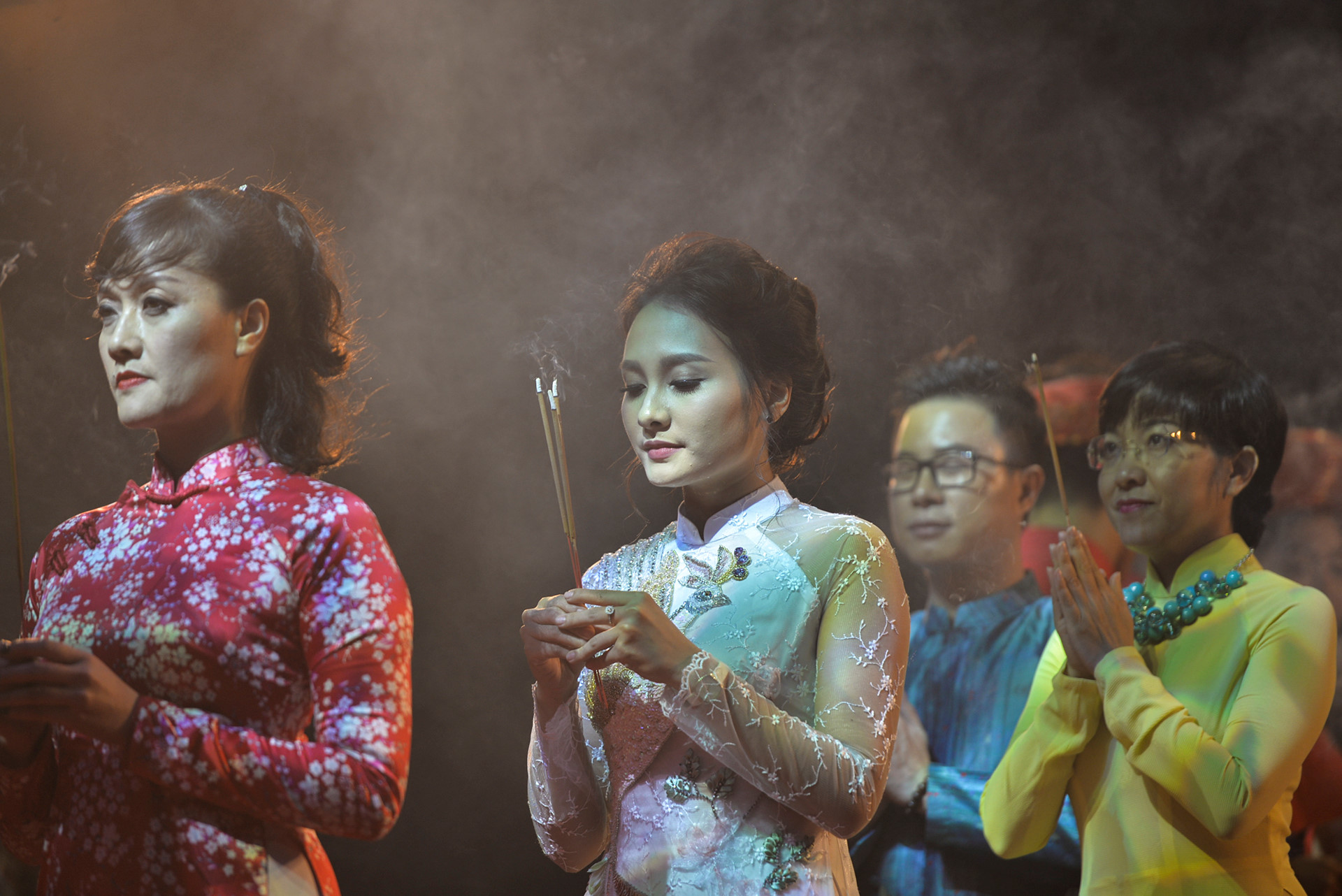 Nghệ sĩ Việt thành kính trong Lễ giỗ Tổ nghề sân khấu