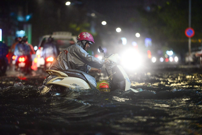 Mưa lớn, đường phố Sài Gòn chìm trong biển nước