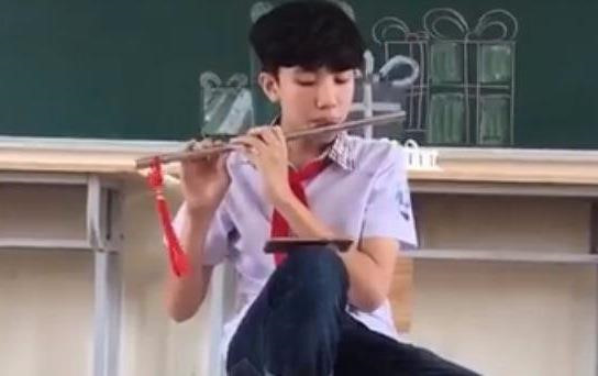 10X Quảng Ninh được cô giáo khen khi thổi sáo trúc "Em gái mưa"