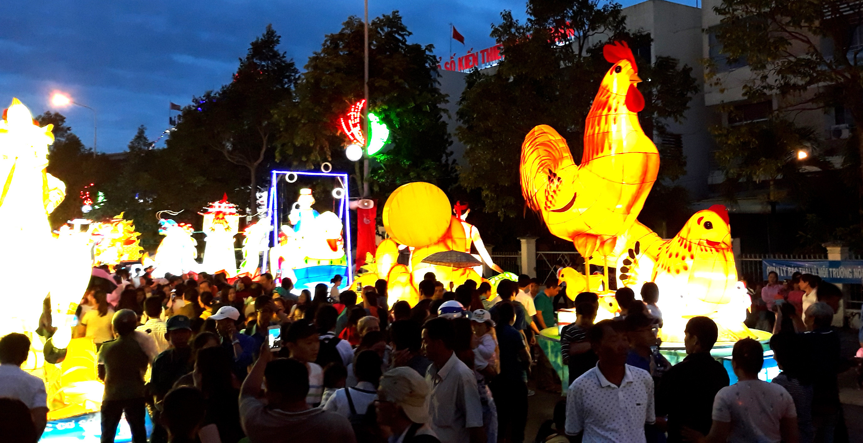 Cướp giật hoành hành tại lễ hội Trung thu lớn nhất Việt Nam