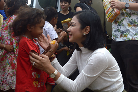 Việt Trinh tặng quà cho trẻ em ở Quảng Bình