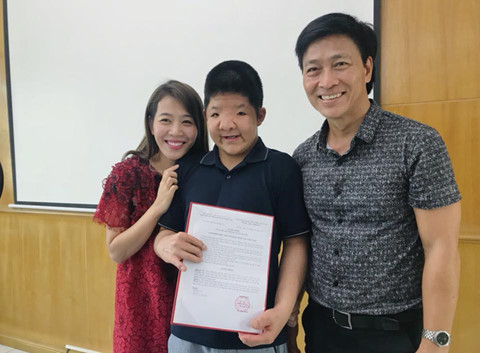 Cha con nghệ sĩ Quốc Tuấn xúc động trong ngày nhận học bổng