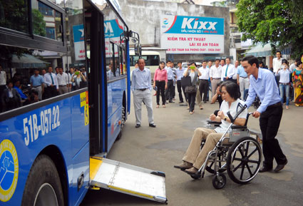 TP.HCM tặng vé xe buýt miễn phí cho người khuyết tật