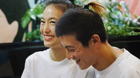 Trần Quán Hy hôn bạn gái người mẫu Victoria's Secret nơi công cộng