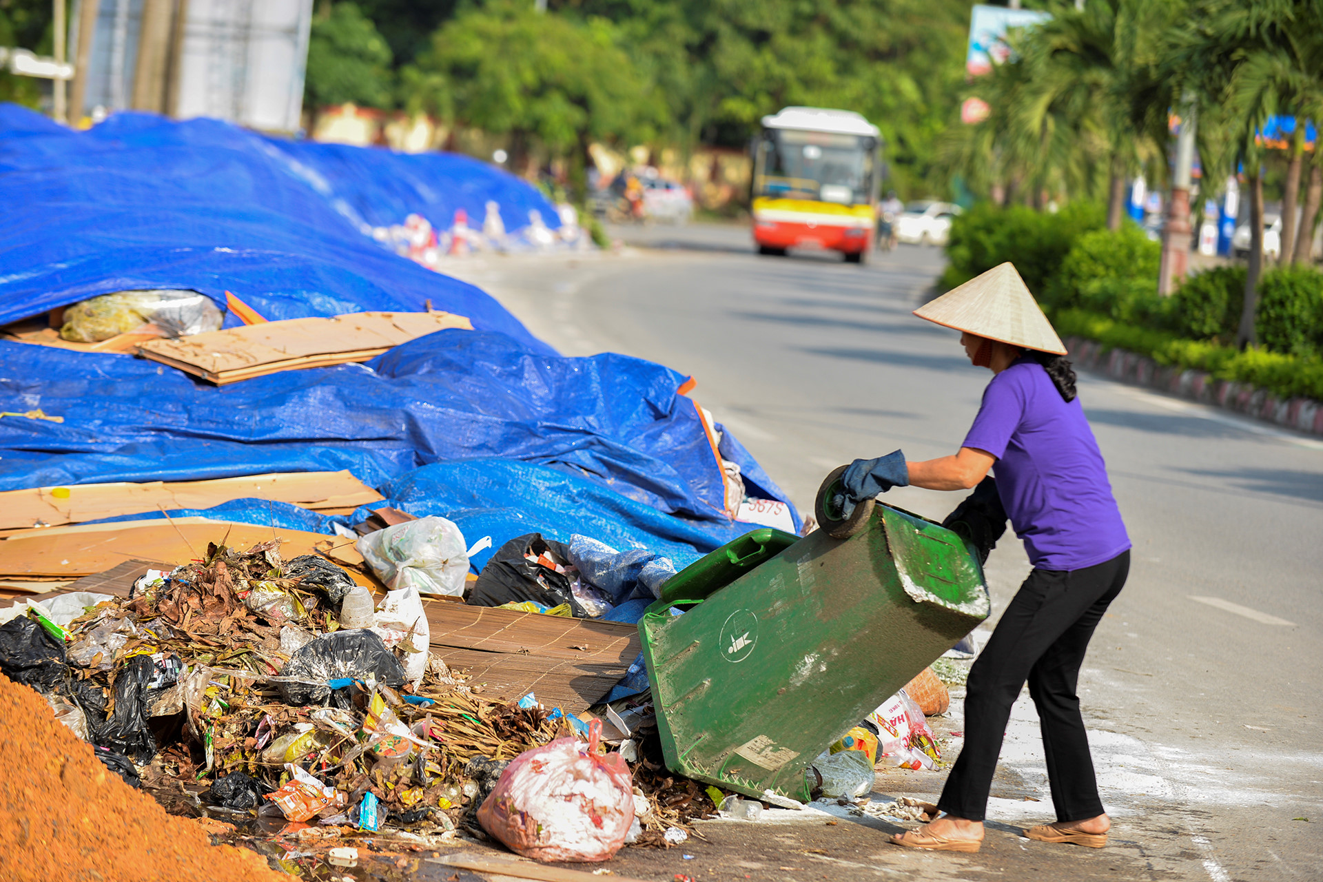 "Núi rác" dài hàng trăm mét ngập thị xã Sơn Tây