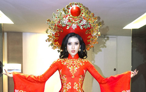 Trang phục truyền thống nặng hơn 30 kg của Huyền My ở Miss Grand 2017