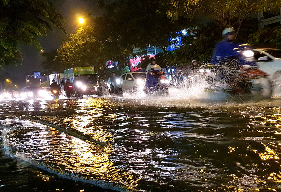 Sài Gòn mưa lớn, cửa ngõ sân bay Tân Sơn Nhất lại kẹt cứng