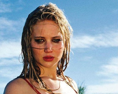 Jennifer Lawrence từng bị ép chụp ảnh nude tập thể và gạ tình