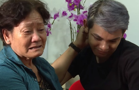 Mẹ Sơn Ngọc Minh khóc nức nở khi nghe con công khai giới tính