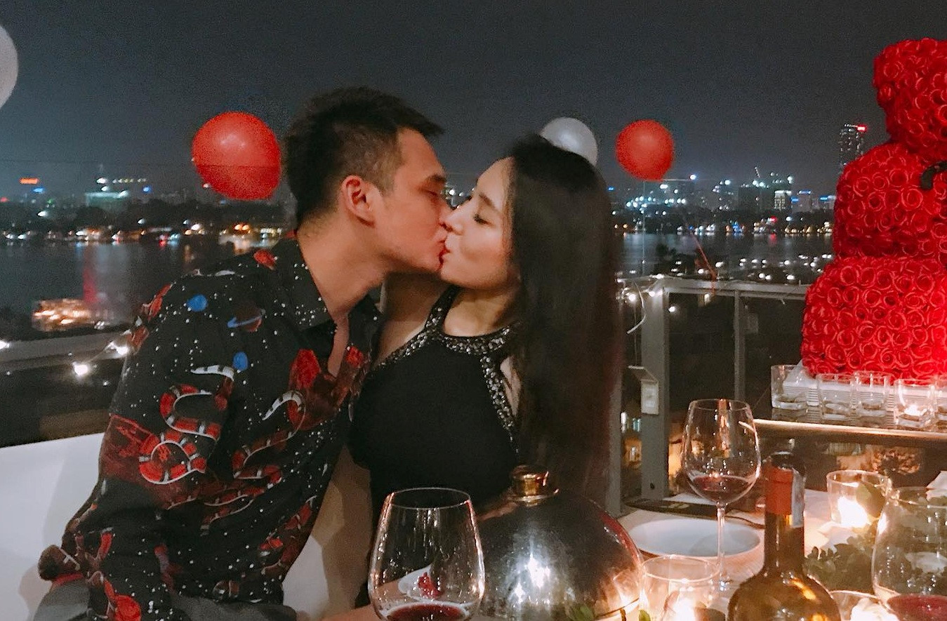 Khắc Việt tổ chức tiệc cầu hôn bạn gái DJ