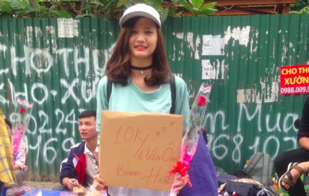 Sự thật về tiệm hoa sinh viên “10.000 một bông, tặng kèm cái ôm” đang xôn xao