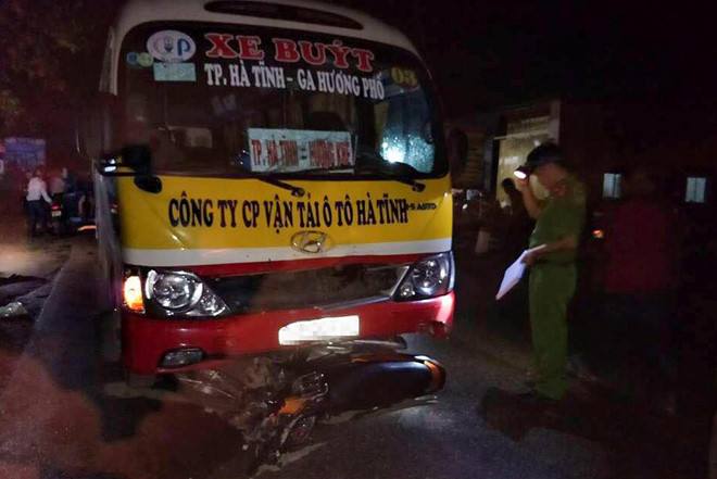 Xe máy đấu đầu xe buýt, một phụ nữ 31 tuổi thiệt mạng