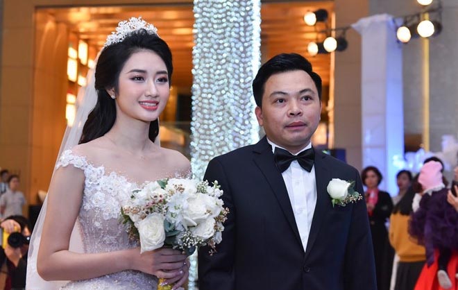Hoa hậu Thu Ngân và Chủ tịch CLB Thanh Hóa đón con đầu lòng