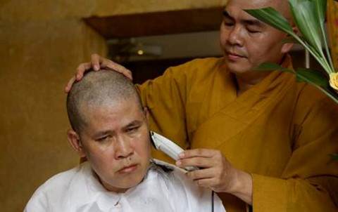 Diễn viên Phước Sang xuống tóc khi ba qua đời