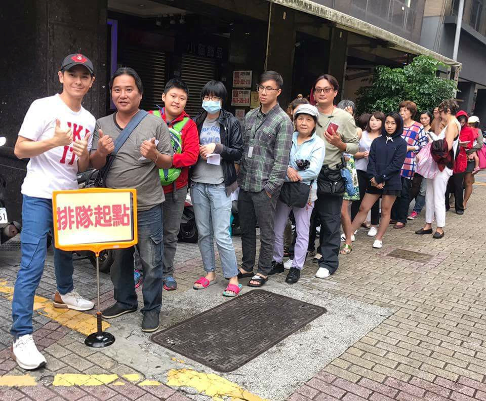 Dân Đài Loan xếp hàng mua bánh cuốn vỉa hè của anh trai Lâm Chí Dĩnh