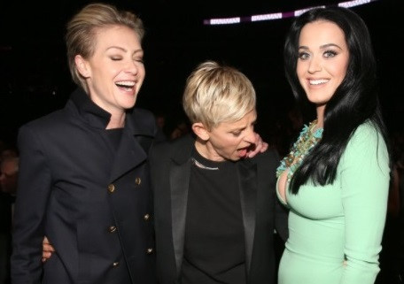 Danh hài đồng tính bị chỉ trích vì bức ảnh nhìn ngực Katy Perry