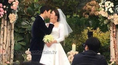 Song Joong Ki hôn Song Hye Kyo say đắm trong lễ cưới